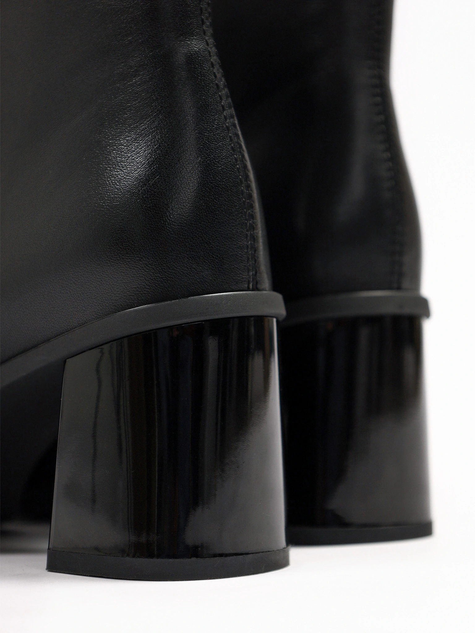 Ботильоны черного цвета с декоративной молнией на высоком каблуке